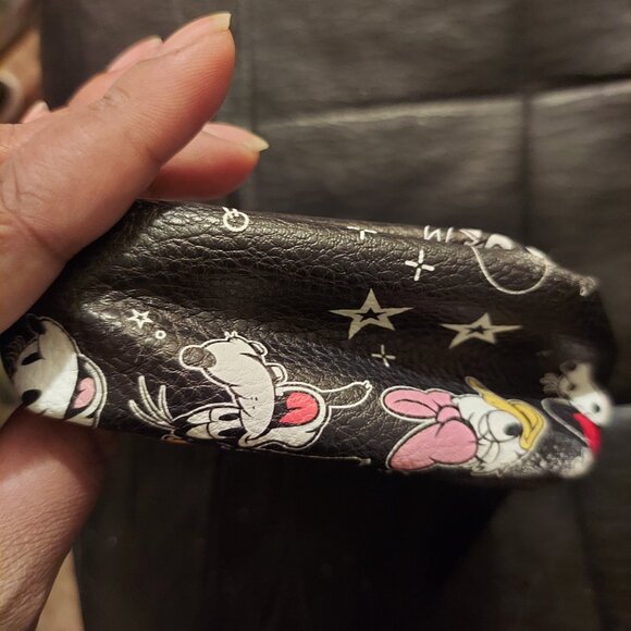 Disney- Mickey and Friends Black Crossbody Bag - Picture 5 of 8